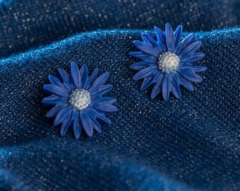 Stud daisy earrings, polymer clay daisy earrings, stud flower earrings, stud polymer clay flower earring, polymer clay jewelry, blue flower
