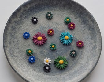 Stud daisy earrings, polymer clay daisy earrings, stud flower earrings, stud polymer clay flower earring, polymer clay jewelry, green flower