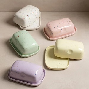 Bunte butterdose aus keramik