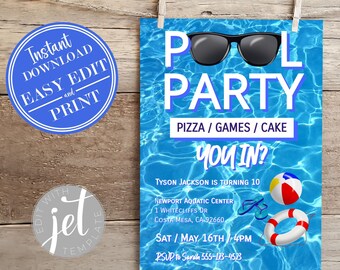 Op de afbeelding: Een blauwe zwembadfeestuitnodiging met zonnebril, een strandbal en een reddingsboei. De uitnodiging bevat de tekst "Pool Party", "Pizza / Games / Cake" en "You In?" met evenementdetails.