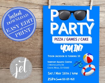 Op de afbeelding: Blauwe en witte uitnodiging voor een zwembadfeest met een zonnebril, een strandbal, slippers en een zwemband. De uitnodiging zegt "Pool Party" met de tekst "Pizza / Spellen / Taart" en "You In?" Tyson Jackson wordt 10 jaar. Het feest is in het Newport Aquatic Center, 1 Whitecliffs Dr, Costa Mesa, CA 92660 op zaterdag 16 mei om 16:00 uur. RSVP naar Sarah 555-123-4523.
