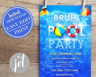 Op de afbeelding: Een blauwe poolparty-uitnodiging met een cartoon-rubberen eend, een reddingsboei en een strandbal. De tekst luidt "Bruh Pool Party" met de details van het feest hieronder. Het feest is voor Sheldon Copper die 12 jaar wordt. Het feest vindt plaats in het Newport Aquatic Center op 17 mei om 16:00 uur.