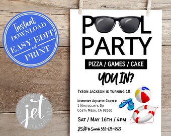 Op de afbeelding: Een witte uitnodiging voor een zwembadfeest met zwarte tekst en een zonnebrilafbeelding. Bevat details voor Tyson Jacksons 10e verjaardag, met pizza, spelletjes en cake. Met een strandbal, slippers en een reddingsboei.