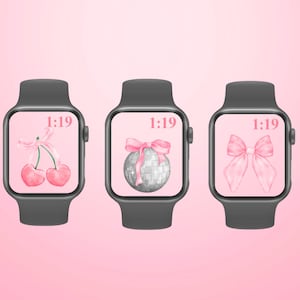 Puede incluir: Tres esferas de reloj inteligente con acentos rosas y la hora 1:19. La primera esfera tiene un lazo rosa con dos cerezas. La segunda esfera tiene un lazo rosa con una bola de discoteca plateada. La tercera esfera tiene un lazo rosa.