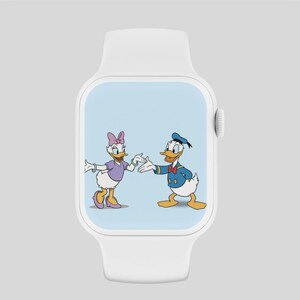 Puede incluir: Apple Watch blanco con un fondo azul que presenta una imagen de dibujos animados de Donald Duck y Daisy Duck. Donald Duck lleva un gorro de marinero azul y Daisy Duck lleva un lazo rosa.
