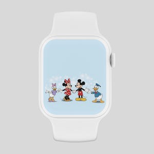 Puede incluir: Un Apple Watch blanco con un fondo azul que presenta a Mickey Mouse, Minnie Mouse, Donald Duck y Daisy Duck. Los personajes se toman de la mano y sonr&iacute;en.