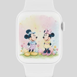 Op de afbeelding: Witte Apple Watch met een kleurrijke illustratie van Mickey Mouse en Minnie Mouse in pastelkleuren. De achtergrond is een aquarelontwerp in pastelroze, geel en blauw. De wijzerplaat van het horloge toont Mickey en Minnie in hun kenmerkende outfits, staand in een veld met bloemen en paaseieren.