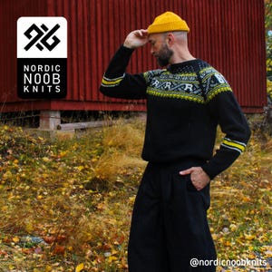 Puede incluir: Un suéter negro de manga larga con un patrón geométrico amarillo y blanco en el pecho y las mangas, junto con un gorro amarillo. La imagen incluye el texto NORDIC NOOB KNITS y el identificador de redes sociales @nordicnoobknits.