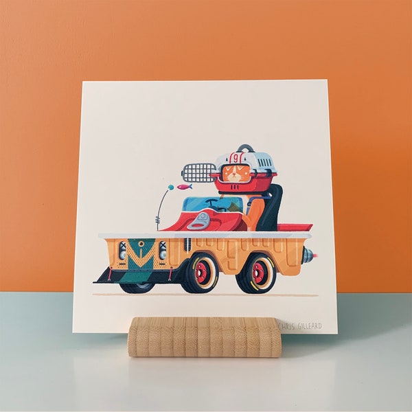 Cat Race Car | Digitaler Kunstdruck - Lustiges Tier fahrendes Auto Illustration - Kinder Wandkunst | Chris Gilleard