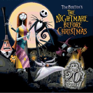 Może przedstawiać: Plakat filmu "Koszmar przed świętami" Tima Burtona. Na plakacie znajdują się Jack Skellington, Sally i inne postacie z filmu. Plakat obchodzi 20. rocznicę filmu.