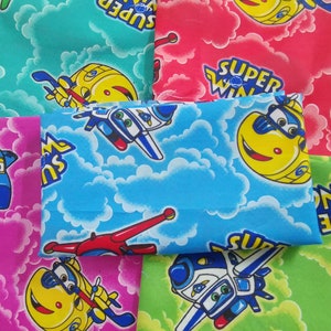 LOTTO 1 set 5 pezzi fat quarter SUPER WINGS Tessuto per trapuntatura di aeroplani nuovo