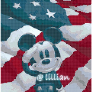 Pode incluir: O personagem de desenho animado Mickey Mouse com orelhas pretas e nariz preto, vestindo uma roupa azul e branca, em pé na frente de uma bandeira americana com listras vermelhas e brancas e estrelas azuis.