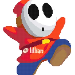 Peut inclure: Image pixélisée d'un personnage de Shy Guy de la série de jeux vidéo Mario. Le personnage est représenté en train de courir, portant une cape à capuche rouge, un pantalon bleu et un masque blanc avec des trous noirs pour les yeux. Le texte "@ lillian" est visible.