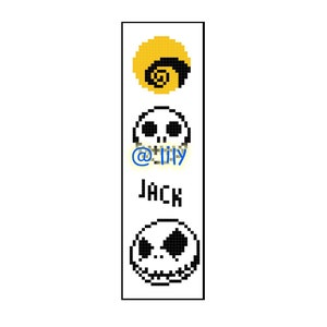 Pode incluir: Um marcador de página de arte de pixel em preto e branco com o personagem Jack Skellington do filme O Estranho Mundo de Jack. O marcador de página também inclui uma imagem de arte de pixel amarela da icônica coroa de rei abóbora de Jack. O marcador de página tem o texto "JACK" e "@lily" nele.