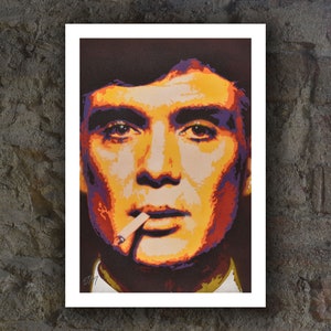 Peut inclure: Un portrait coloré d'un homme avec une cigarette à la bouche. L'homme porte un costume sombre et une casquette. Les couleurs du portrait sont orange, jaune, violet et noir.