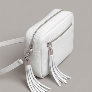 Bolso bandolera de piel blanca Vera Italy, con detalle de borla, fabricado en Toscana. imagen 2