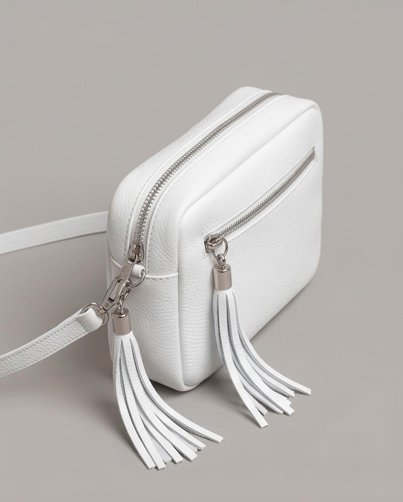 Bolso bandolera de piel blanca Vera Italy, con detalle de borla, fabricado en Toscana. imagen 2