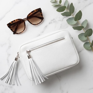 Bolso bandolera de piel blanca Vera Italy, con detalle de borla, fabricado en Toscana. imagen 7