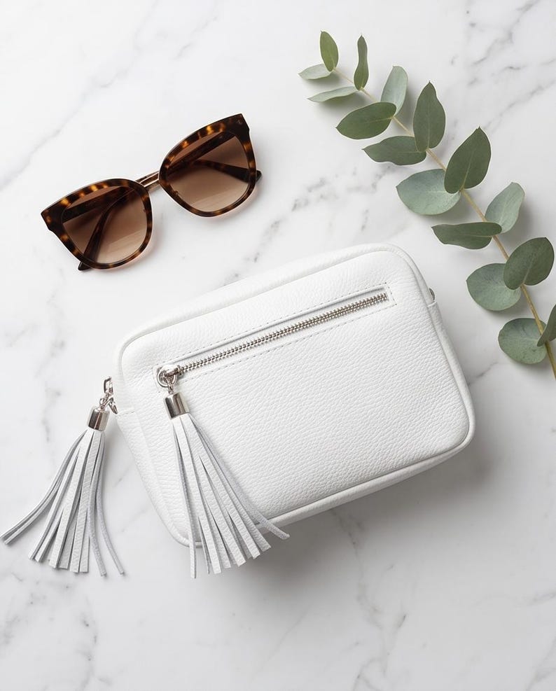 Bolso bandolera de piel blanca Vera Italy, con detalle de borla, fabricado en Toscana. imagen 7