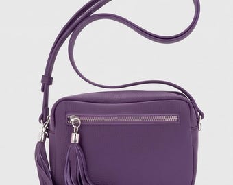 Włoska skórzana torba na ramię typu crossbody, fioletowa, wyprodukowana w Toskanii, zdobiona frędzlami
