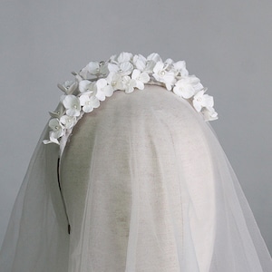 Clay&Pearl Crown, Clay White Floral Bridal Headband, Clay Flowers Tiara, Floral Bride Headpiece, Bridal Flower Crown, White Flower Headband