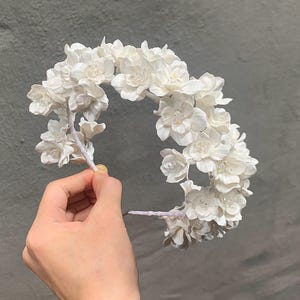 Clay&Pearl Crown, Clay White Floral Bridal Headband, Floral Bride Headpiece, Bridal Flower Crown, Clay Flowers Tiara, White Flower Headband