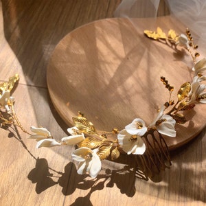 Gold Clay Flower HairPin, Gold Floral HairComb, White Flower Hairpin, Bridal Hair Accessories, Bridal HairComb, Clay Floral Bridal Hairpiece
