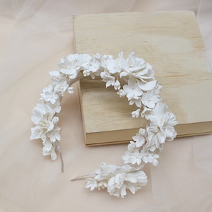 Clay White Floral Bridal Headband, White Flower Headband, Clay&Pearl Crown, Floral Bride Headpiece, Bridal Flower Crown, Clay Flowers Tiara