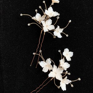 2pcs HairPin With Clay Flower, White Clay Flower Bridal Hairpin, Bridesmaid HairPin, Bridal White Floral Golden Hairpins, Bridal Clay Flower