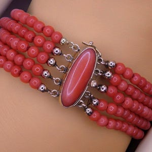 Antieke 7&quot; 18 kt geelgouden meerstrengige natuurlijke zalmkoraalkralenarmband