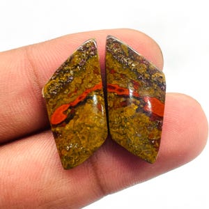 Op de afbeelding: Een set van drie keramische mokken met een gespikkelde, matte afwerking. De mokken zijn in crème, lichtgrijs en donkergrijs. Elke mok heeft een eenvoudig, minimalistisch ontwerp, perfect voor koffie of thee.