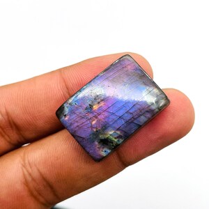 Cabujón de labradorita púrpura brillante, forma rectangular natural, gema suelta, colgante de joyería de alto brillo.