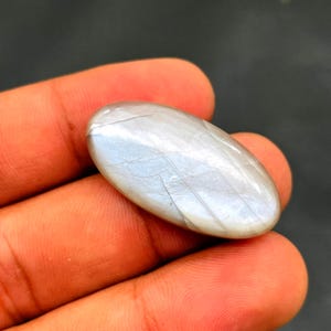 Natuurlijke grijze maansteen lange ovale cabochon - Flitsende lichtgevende edelsteen met landschapspatroon 31 x 16 x 5 mm