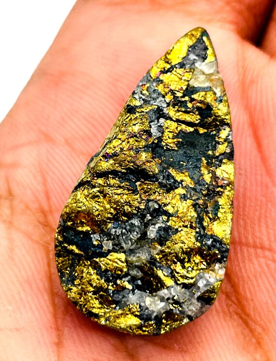 原石の黄鉄鉱結晶標本：天然洋ナシ型宝石（29x15x8mm、39.85カラット