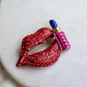 Broche Lèvres rouges : épingle à rouge à lèvres en cristal, accessoire pop art glam