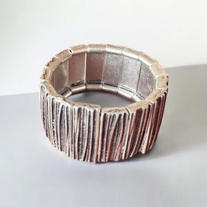 Texturerat brett armband: Moderna elastiska smycken med statement-motiv
