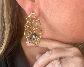 Opengewerkte Design Stud Earring met een kleine gouden en zilveren bloemhanger, met elkaar verweven wijnstokkenoorbel, handgemaakte oorbellen, cadeau voor moeder