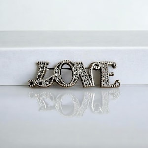 Broche de diamantes de imitación LOVE, prendedor de letra de cristal, joya llamativa y brillante, broche LOVE brillante, prendedor de letra ligero