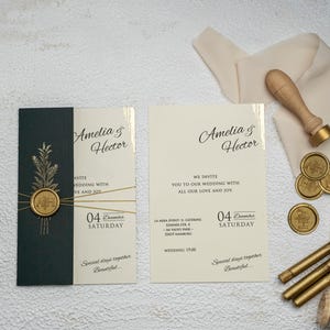 Tarjeta de invitación de boda con sello personalizado y patrón de árbol.