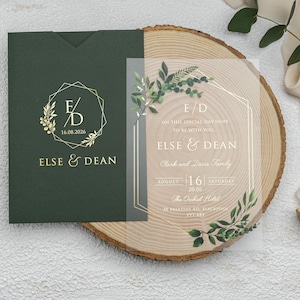 Invitación de boda transparente con sobre verde oscuro. Tarjeta de invitación de boda personalizada.
