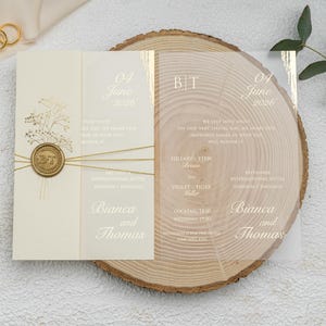 Tarjeta de invitación de boda personalizable con patrón de árbol de sello personalizado