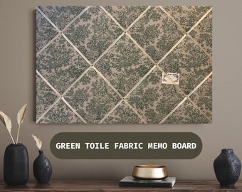 Maßgefertigte handgefertigte leicht gepolsterte Stoff Notiz Memo Pinnwand mit Vintage Toile Green auf weißem Stoff