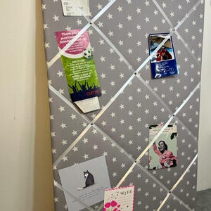 Tableau d'affichage en tissu gris foncé et étoiles blanches, idéal pour les photos/listes de choses à faire - Tableau d'affichage mémo ruban - Cadeau attentionné, fait main