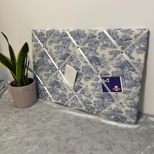 Tableau d'affichage en tissu rembourré en toile de Jouy bleue - Design French Lovers, cadeau pour maman, soeur, ami, etc. - Fabriqué selon vos spécifications