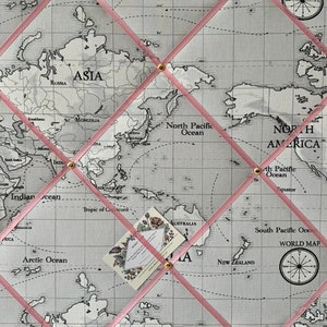 Fait main sur mesure, tissu légèrement rembourré, tableau d'affichage / mémo fabriqué à partir de tissu gris Fryetts de carte du monde de l'Atlas image 1