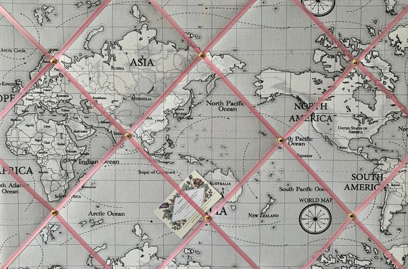 Fait main sur mesure, tissu légèrement rembourré, tableau d'affichage / mémo fabriqué à partir de tissu gris Fryetts de carte du monde de l'Atlas image 1