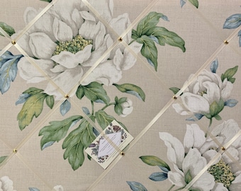 Fait main sur mesure en tissu légèrement rembourré/tableau pour mémo fabriqué à partir de tissu naturel de fleurs florales Wisley