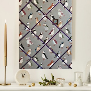 Fait main sur mesure en tissu légèrement rembourré/tableau pour mémo en tissu gris ponce oiseau macareux