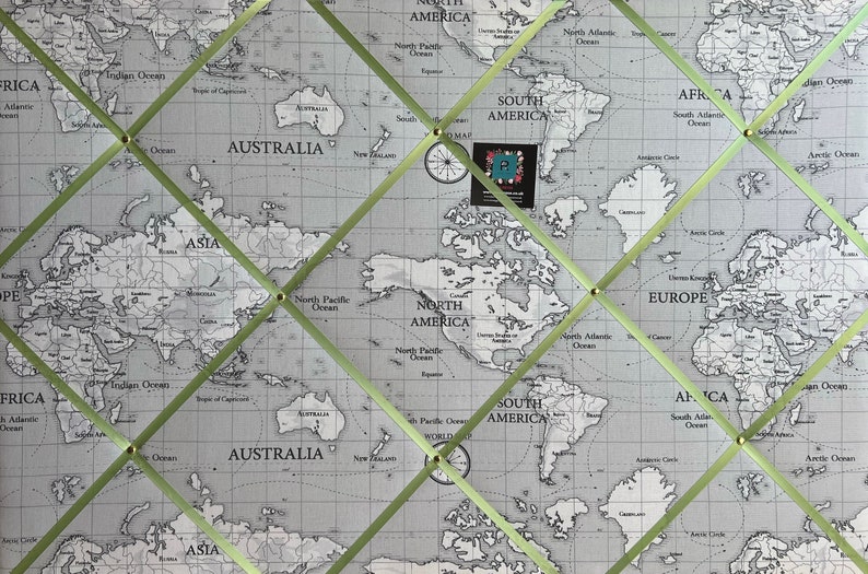 Fait main sur mesure, tissu légèrement rembourré, tableau d'affichage / mémo fabriqué à partir de tissu gris Fryetts de carte du monde de l'Atlas image 9
