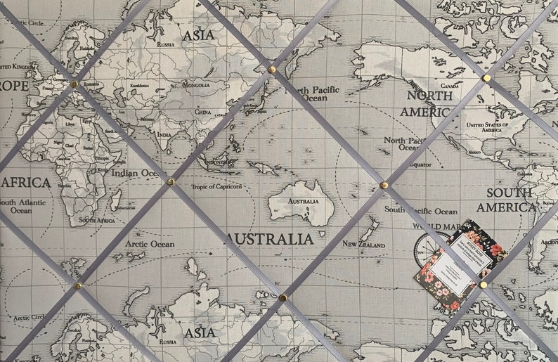 Fait main sur mesure, tissu légèrement rembourré, tableau d'affichage / mémo fabriqué à partir de tissu gris Fryetts de carte du monde de l'Atlas image 5